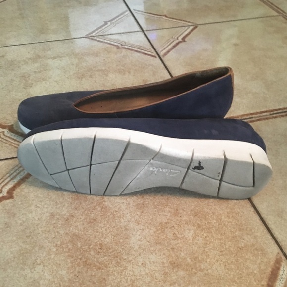 CLARKS suede slip ons - Picture 3 of 3